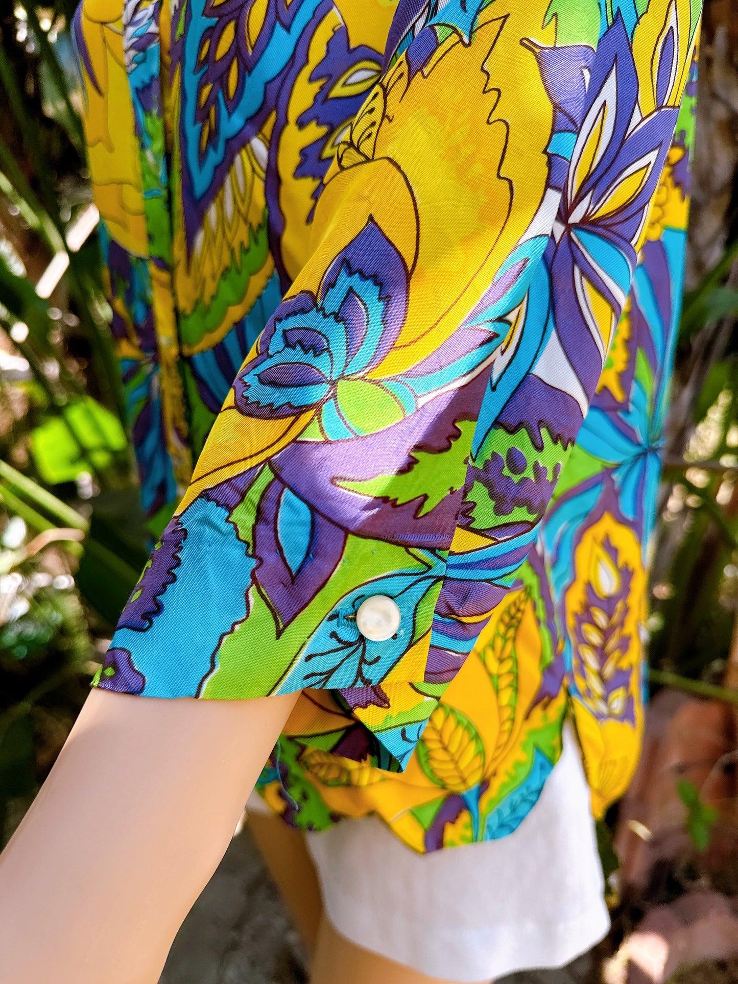 1960s Psychedelic Blue & Yellow Floral Scallop Hem Top