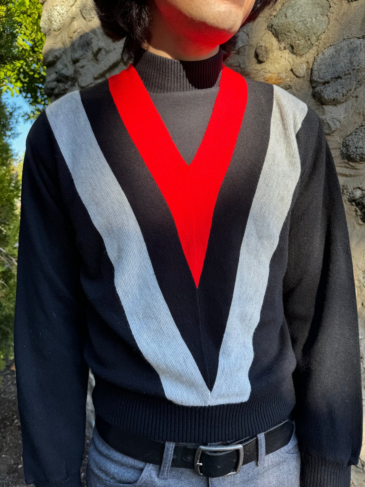 1960s Men’s Black and Red V-Neck Pullover Sweater