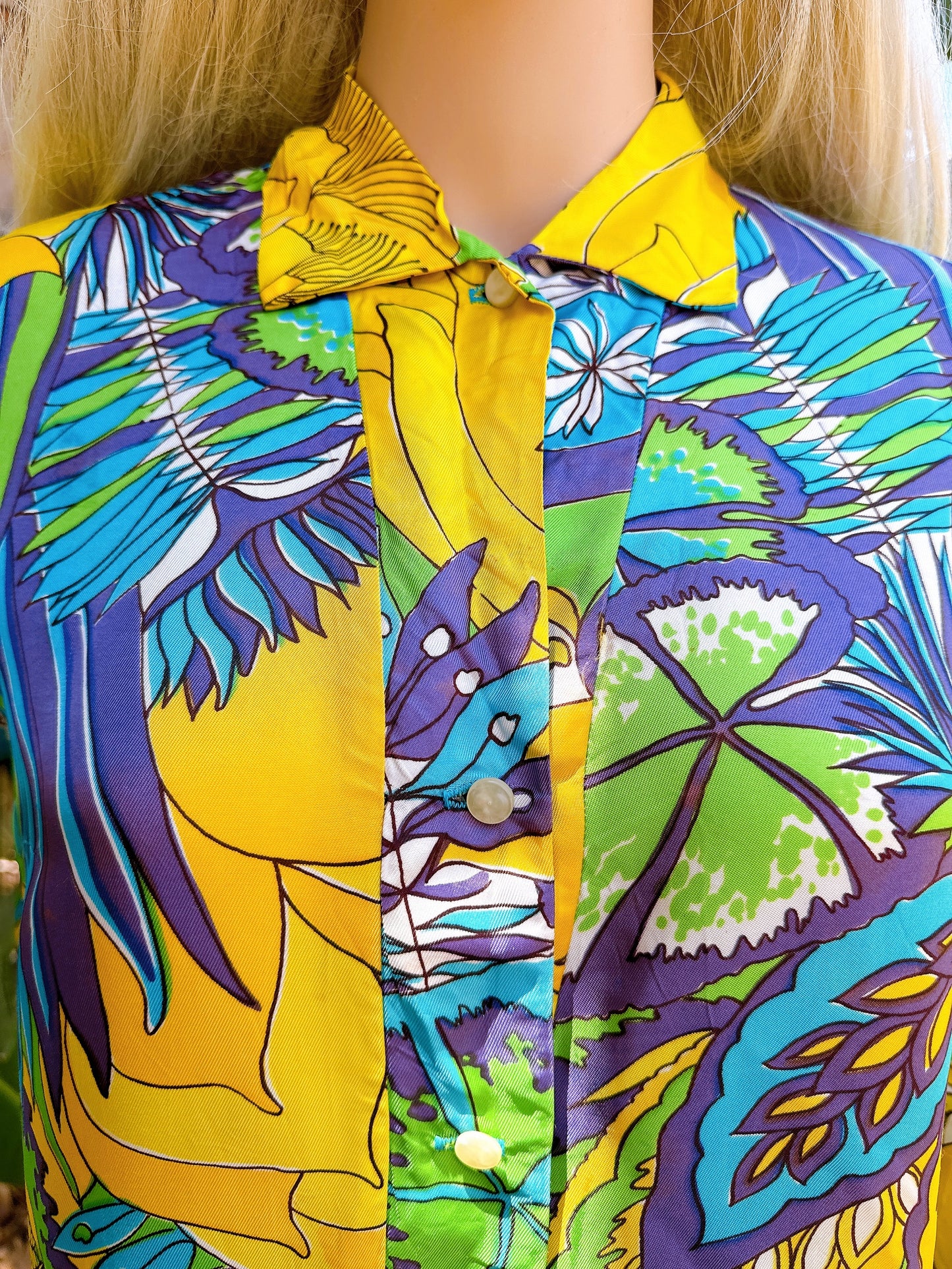 1960s Psychedelic Blue & Yellow Floral Scallop Hem Top