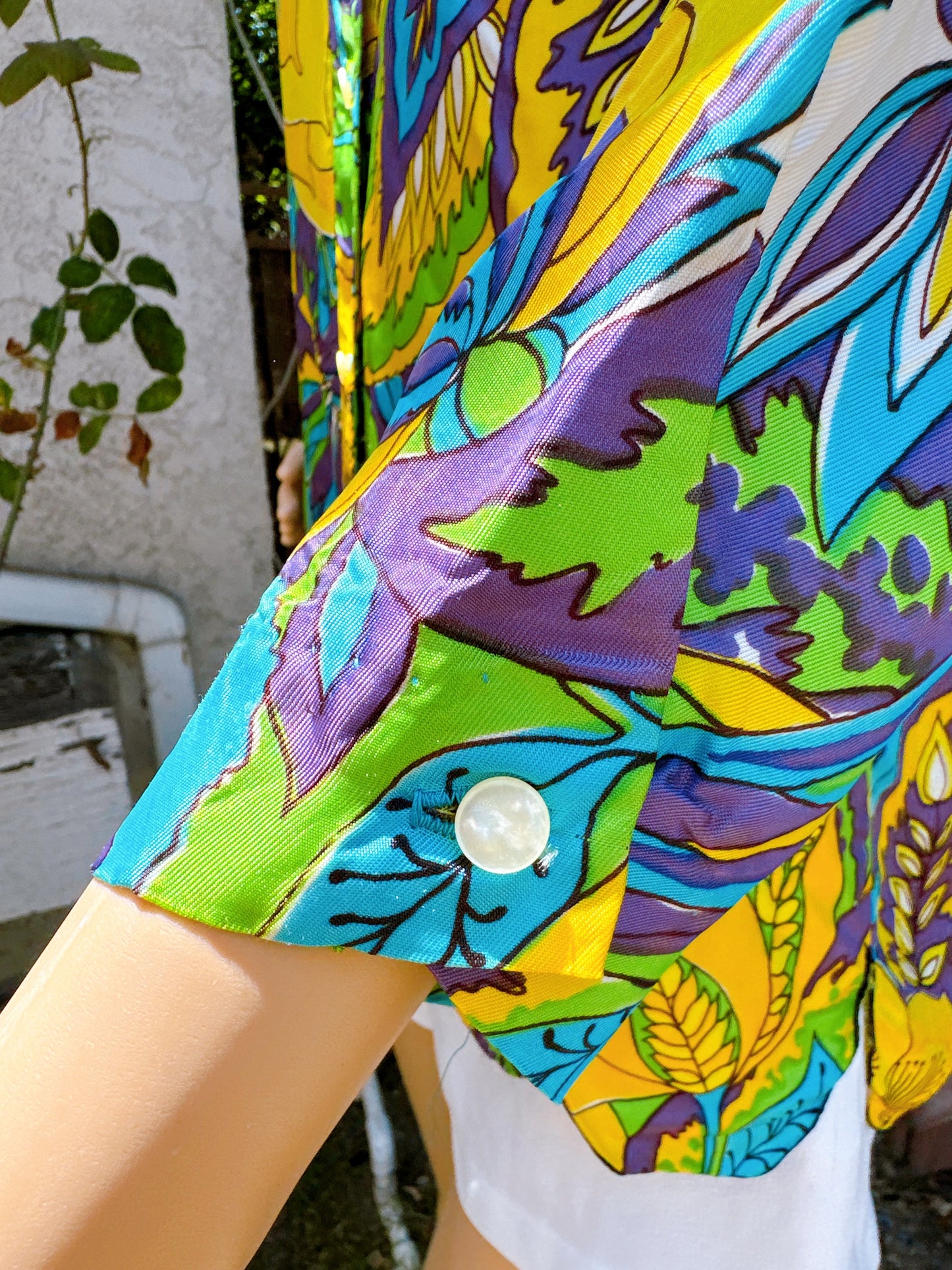 1960s Psychedelic Blue & Yellow Floral Scallop Hem Top