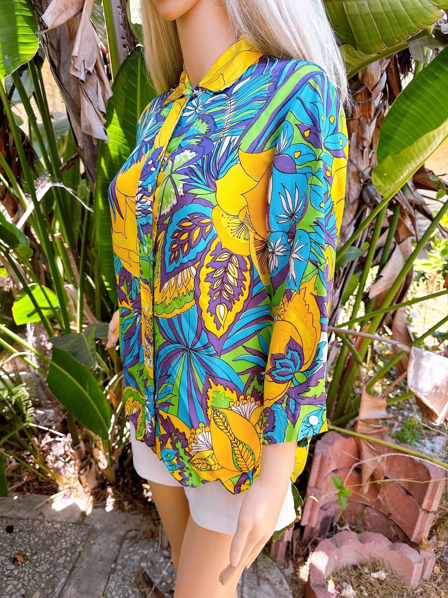 1960s Psychedelic Blue & Yellow Floral Scallop Hem Top